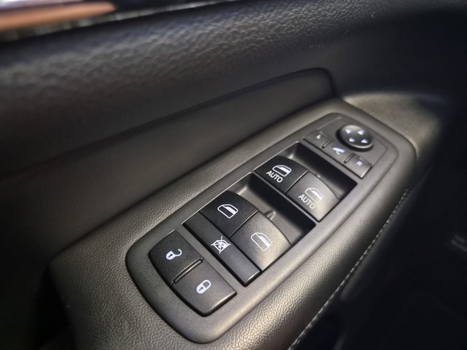 Fahrzeugabbildung Jeep Grand Cherokee 3.0 CRD Limited / 3,5t AHK /