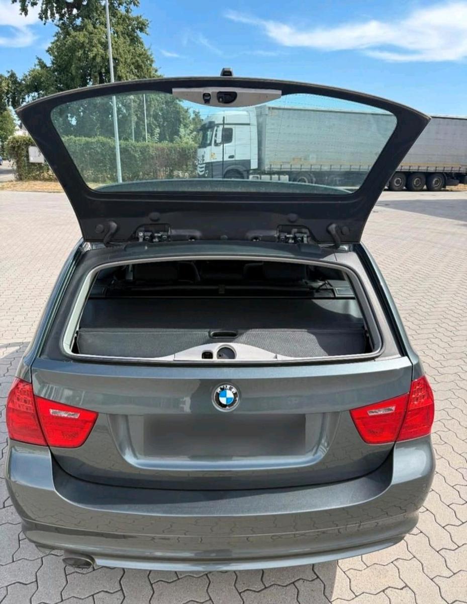 BMW 320 2010 — interior