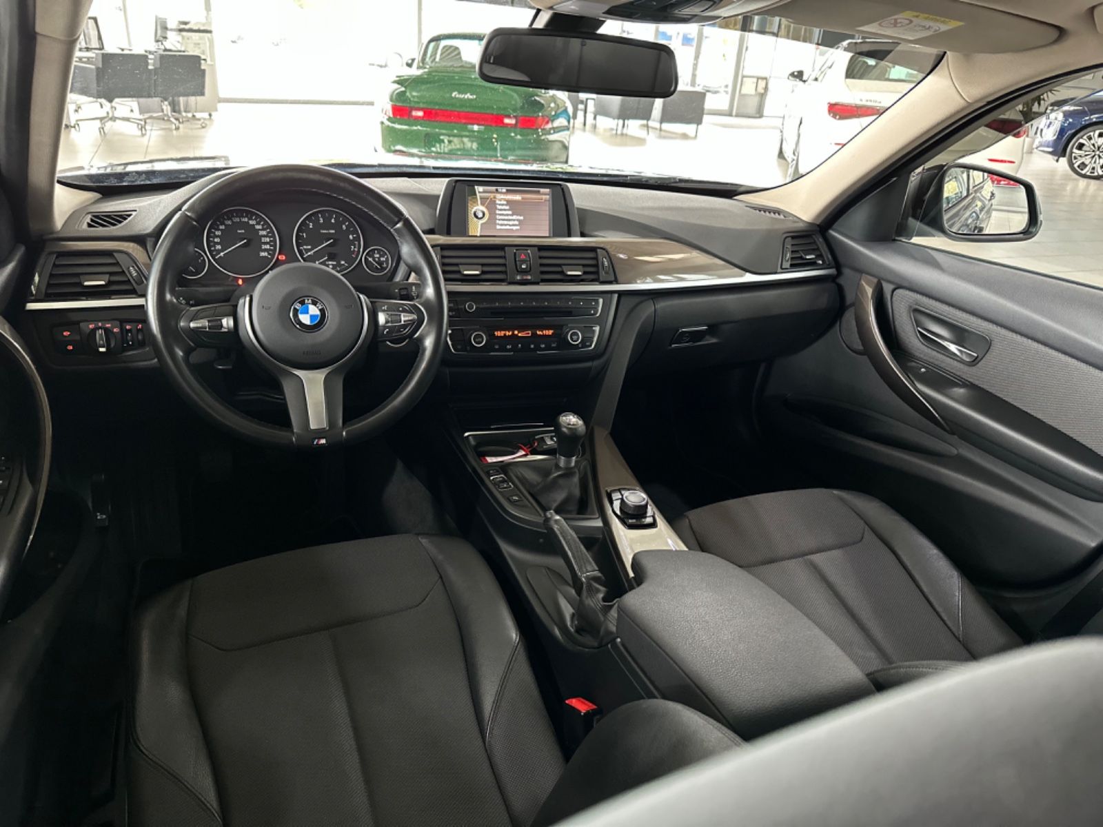 Fahrzeugabbildung BMW 320i Modern Line Glasdach PDC Klimaautomatik