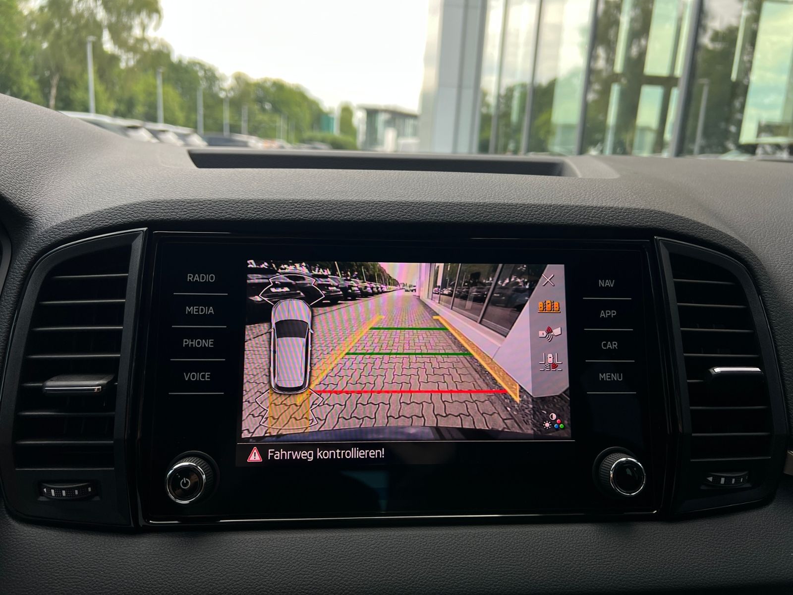 Fahrzeugabbildung SKODA Karoq Balance 1.5 TSI *AHK, ACC, Rückfahrkamera,