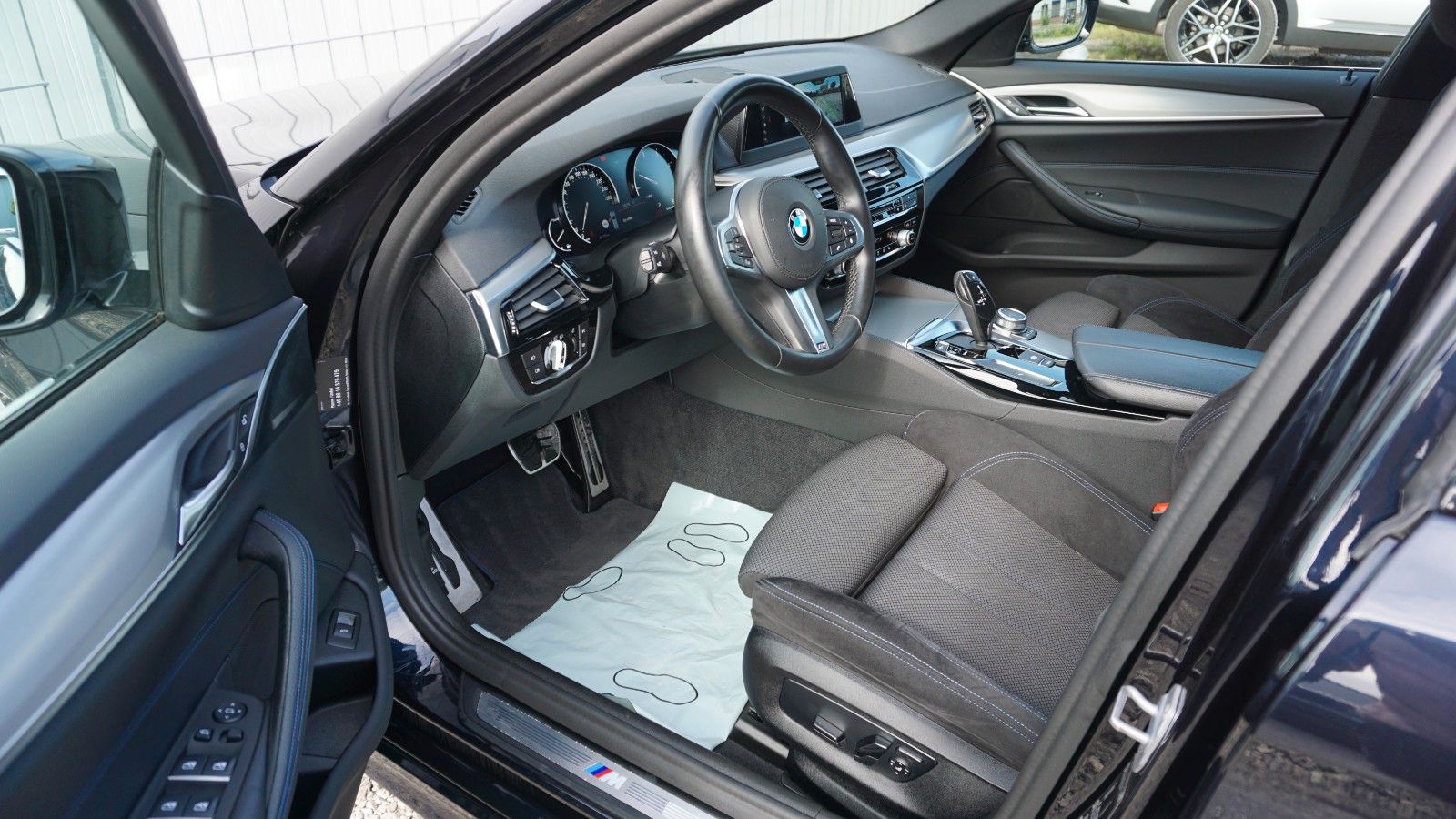 Fahrzeugabbildung BMW 520d xDrive Touring M Sport Navi,LED,Kamera,SH