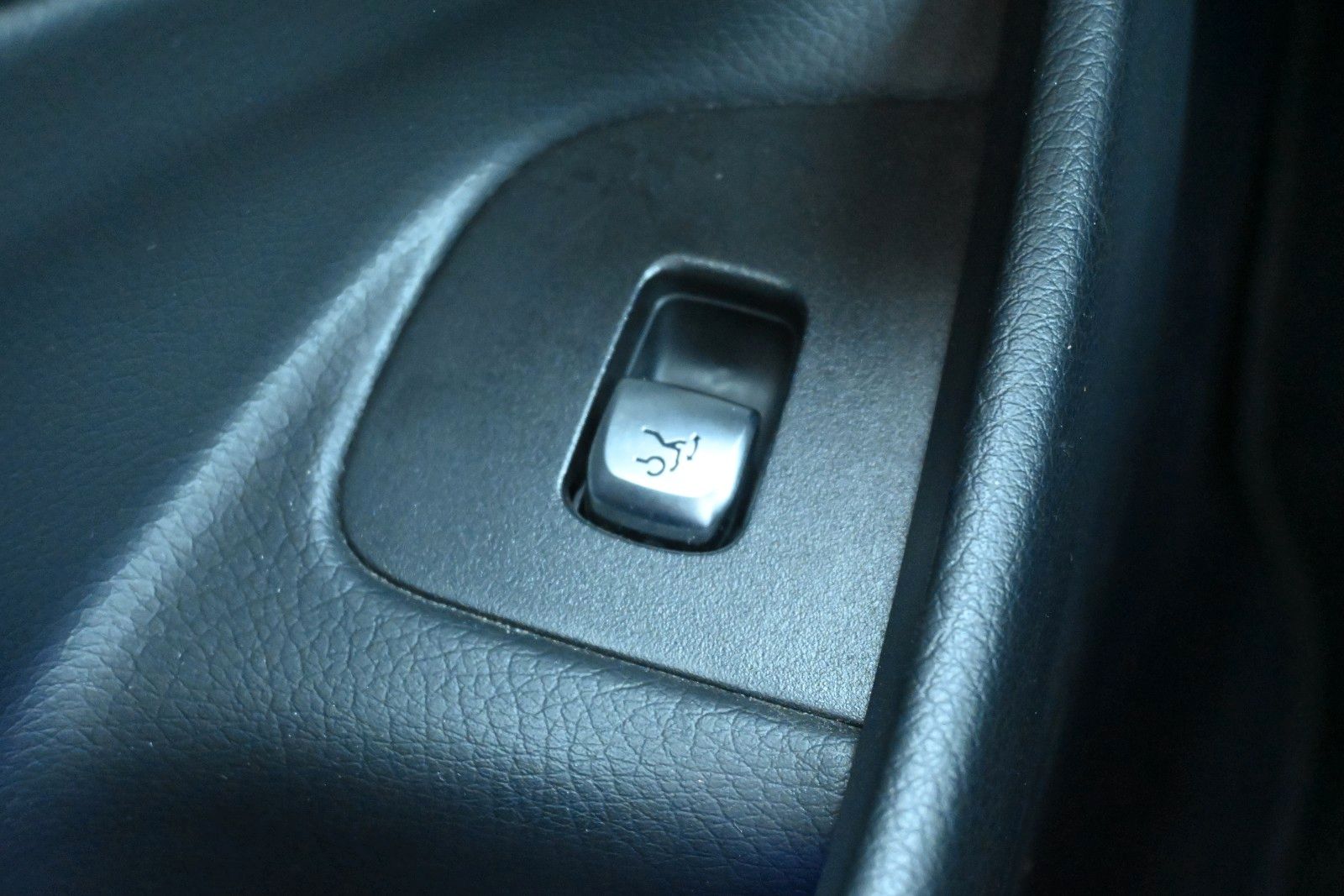 Fahrzeugabbildung Mercedes-Benz E 200 Autom. T-Modell 4Matic*RFK*LED*BLIS*