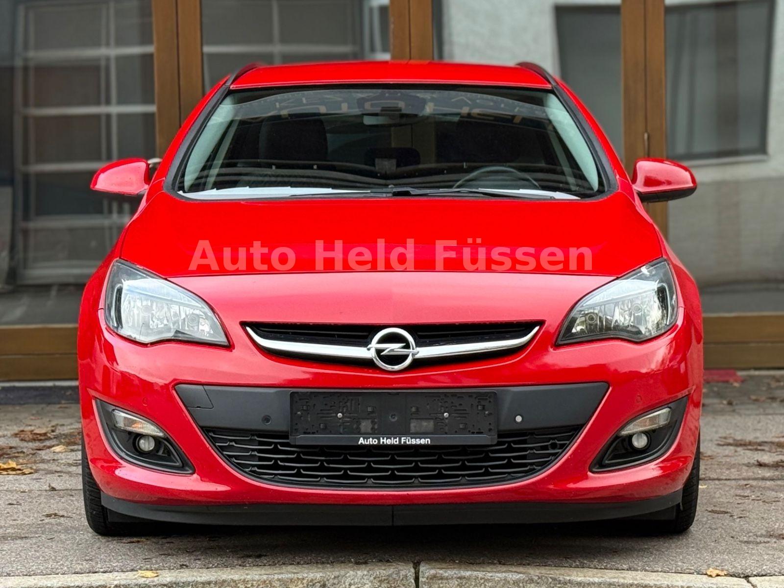 Opel Astra 2013 — салон