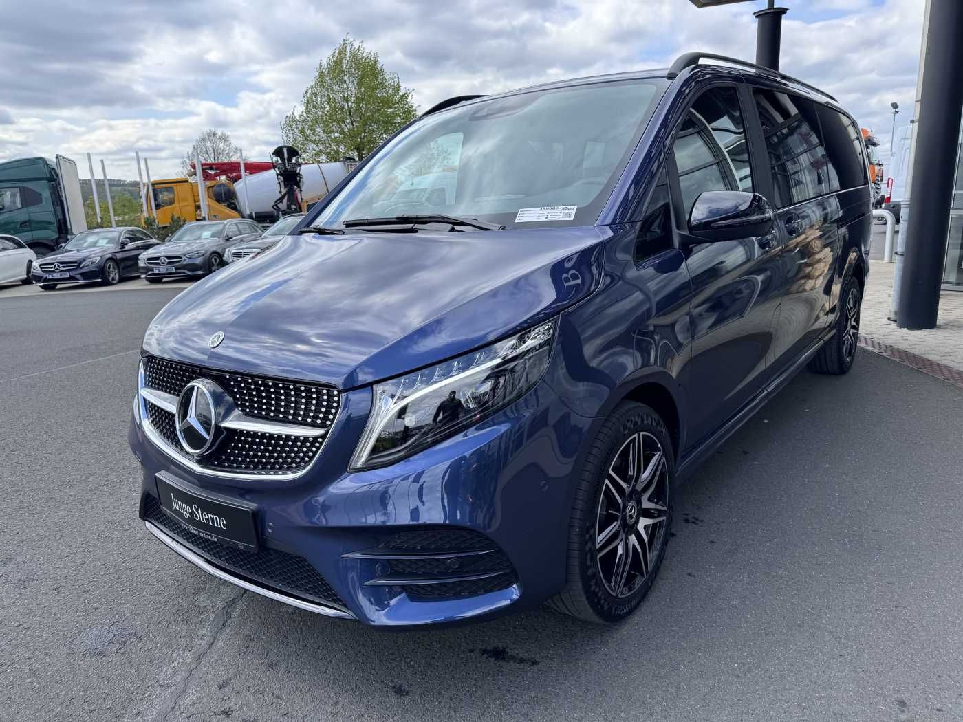 Fahrzeugabbildung Mercedes-Benz V 250 d EDITION 4MATIC AMG DISTRONIC AHK Tisch