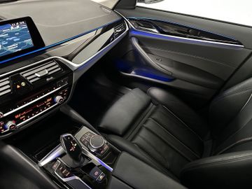 Fahrzeugabbildung BMW 520d xD Sport Line Kamera DisplKey HUD Alarm LED