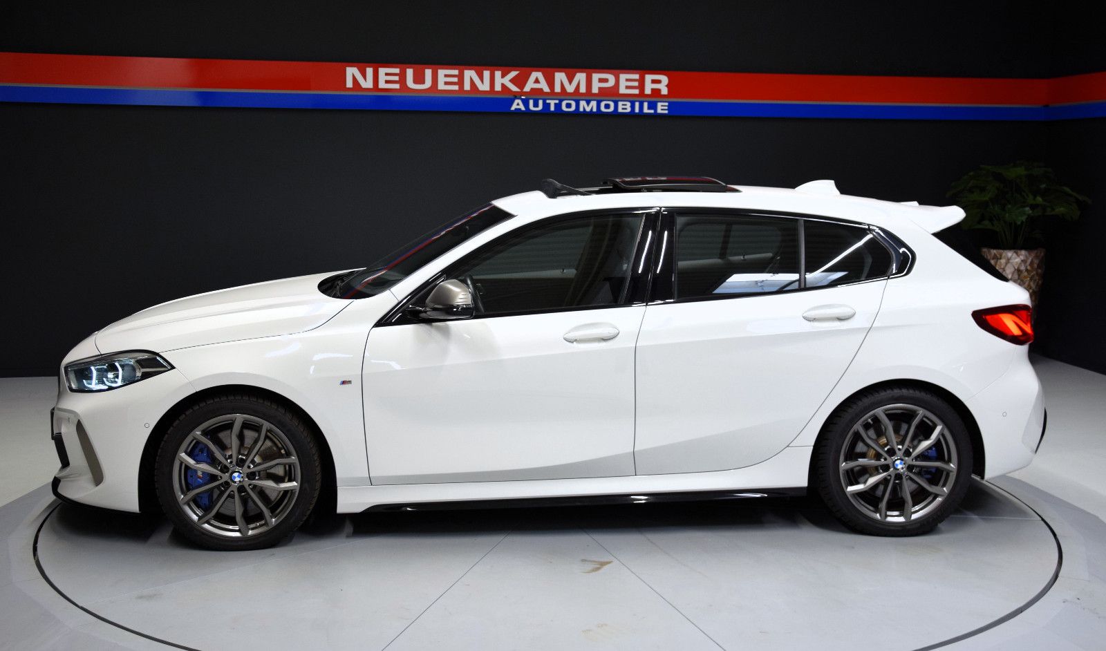 Fahrzeugabbildung BMW M135 i xDrive Panorama ACC harman/kardon HeadUp