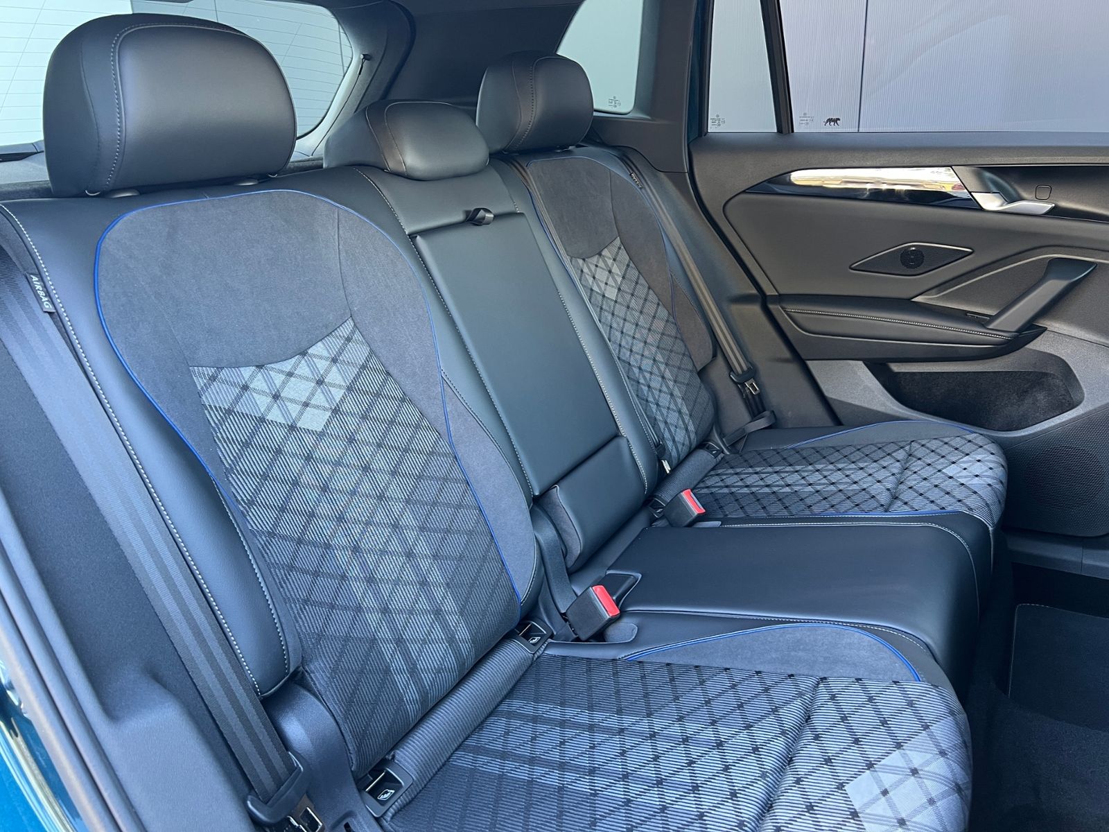 Fahrzeugabbildung Volkswagen Tiguan R-Line 1.5 eTSI DSG *AHK, IQ.Light, DCC,