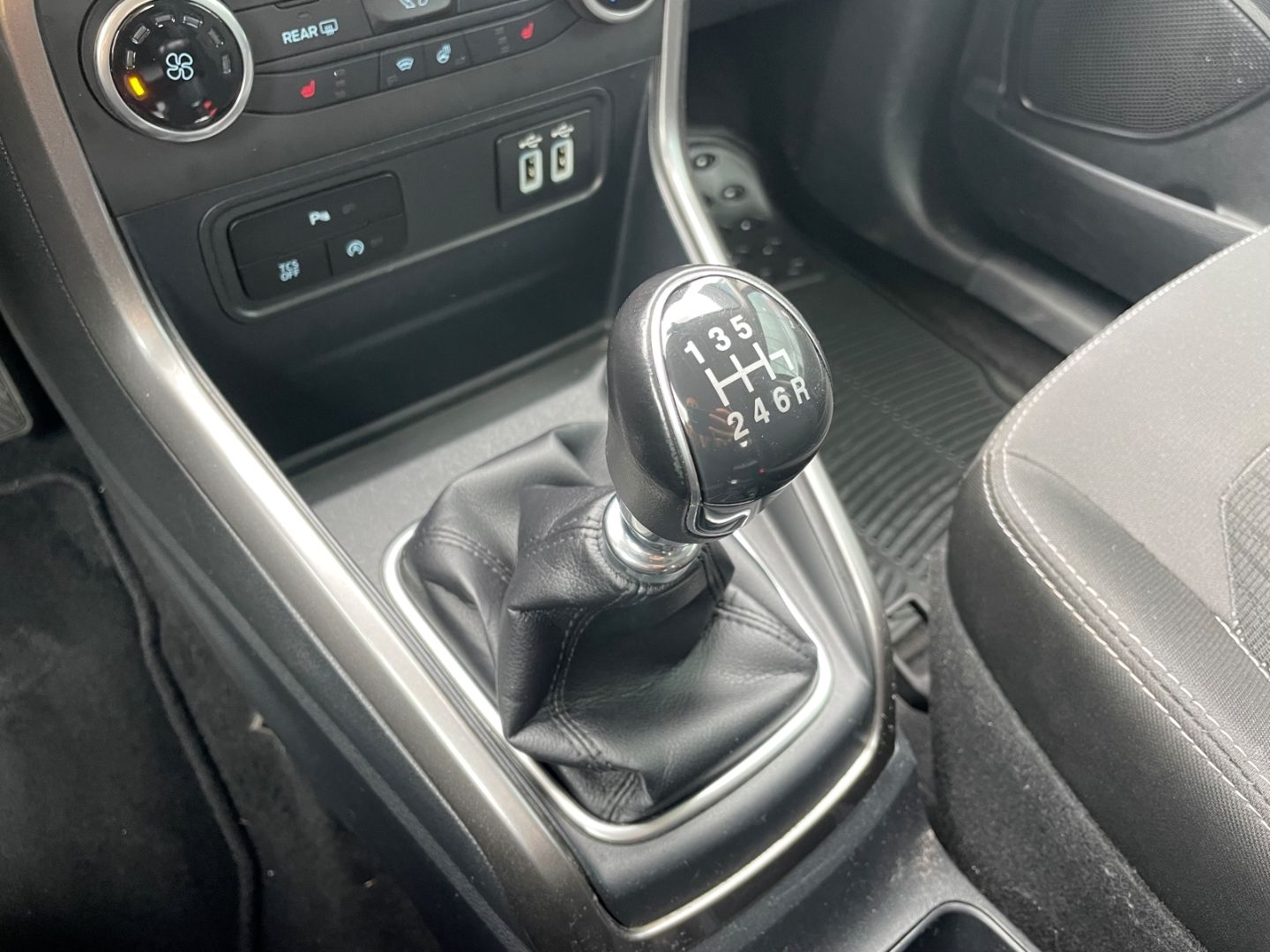 Fahrzeugabbildung Ford EcoSport C&C Klimaanlage Navi PDC SHZ heizb WSS