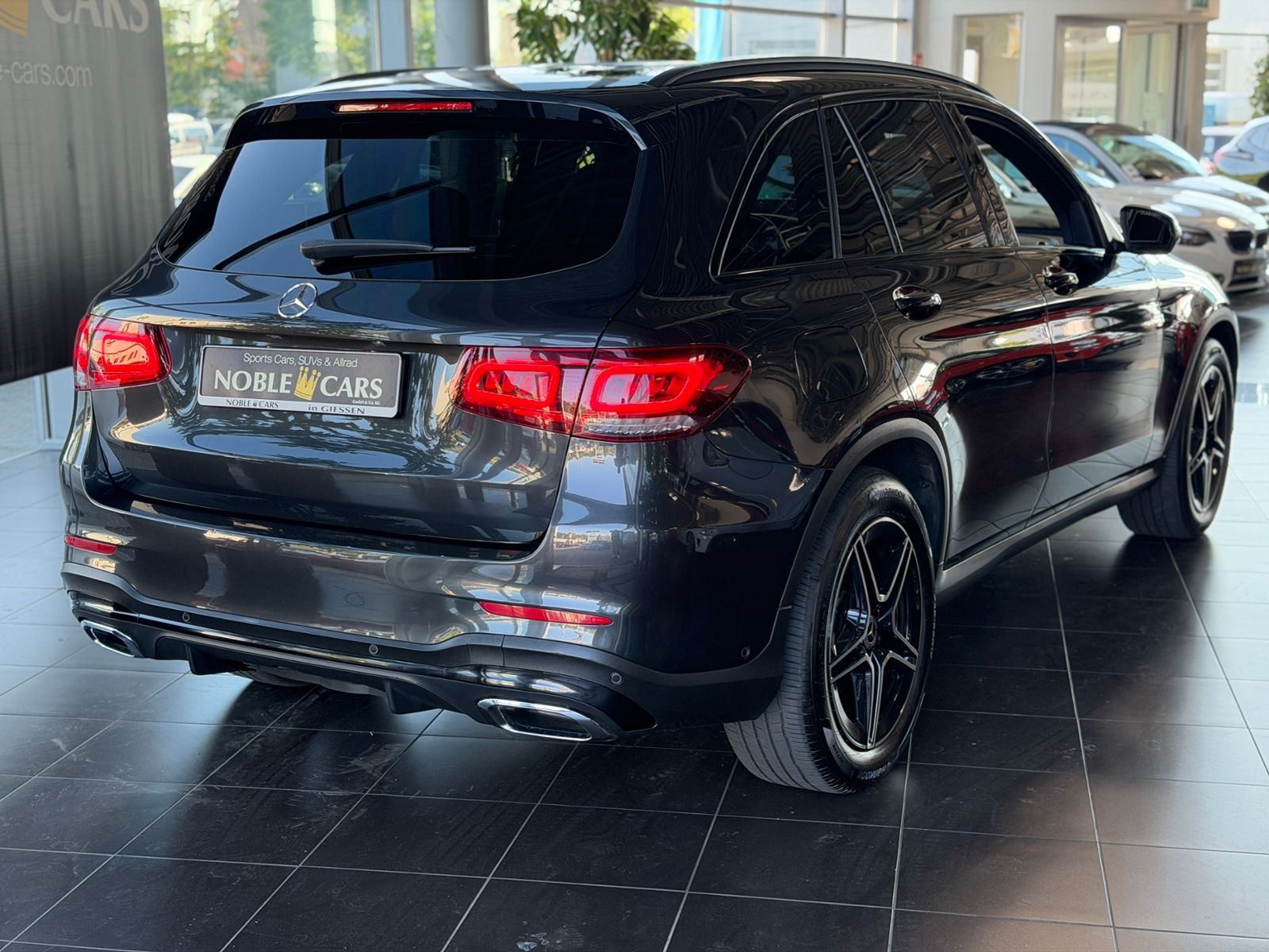 Fahrzeugabbildung Mercedes-Benz GLC 200 4Matic AMG Line AHK LED NAV SHZ 19"