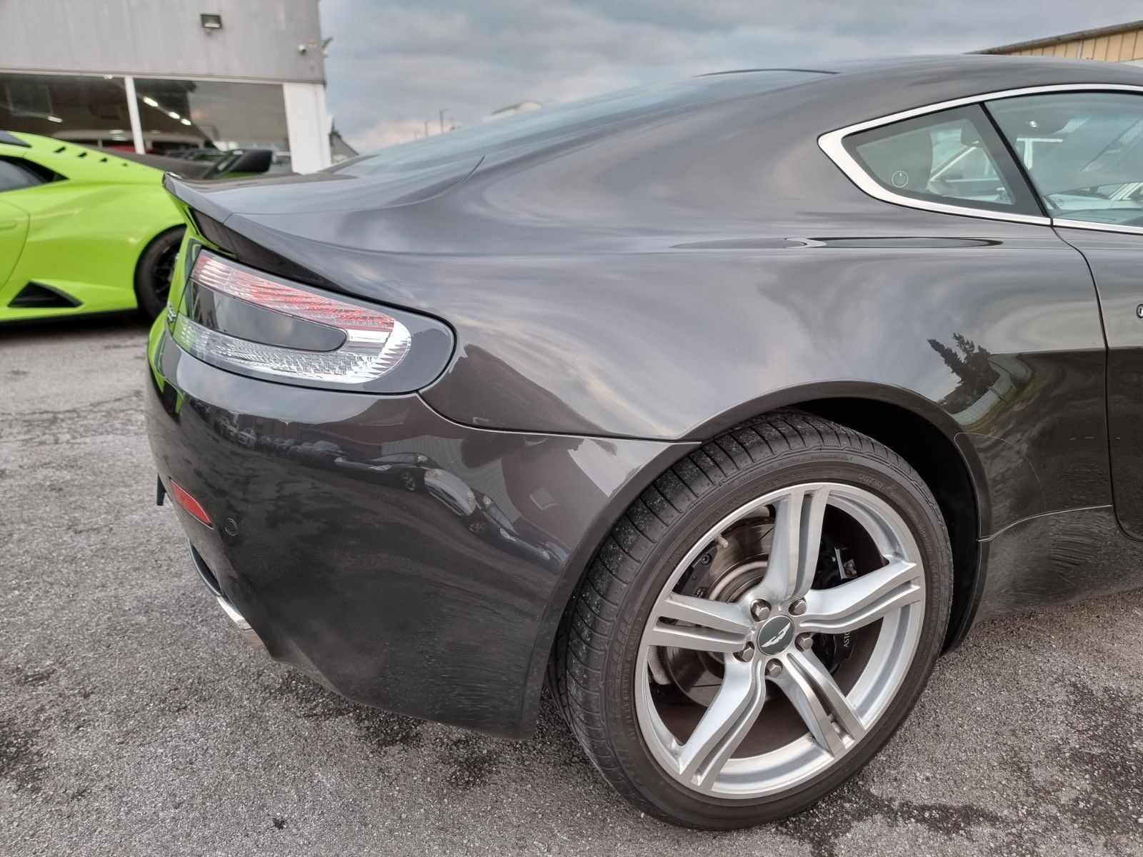 Fahrzeugabbildung Aston Martin V8 Vantage 4.7l/Quantum Silber/BRD/Erstlack/2.Hd