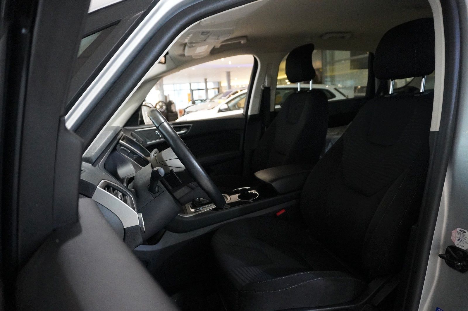 Fahrzeugabbildung Ford S-Max 2.0D BUSINESS 4X4 7-SITZE NAVI/SH/PDC/TEMP