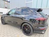 Porsche Cayenne Turbo*PANO*KEYLES*AHK*NAVI*TOTWINKEL*XEN - Porsche Gebrauchtwagen in Stuttgart