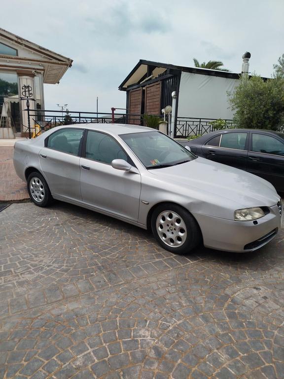 Alfa Romeo 166