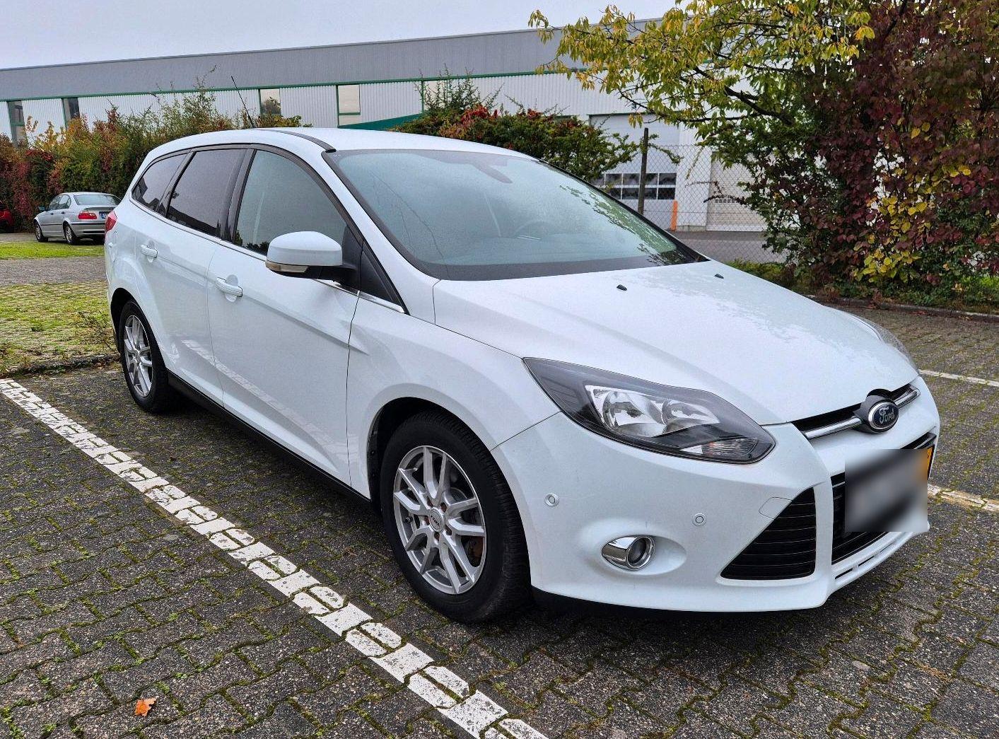 Ford Focus 2013 — rear view