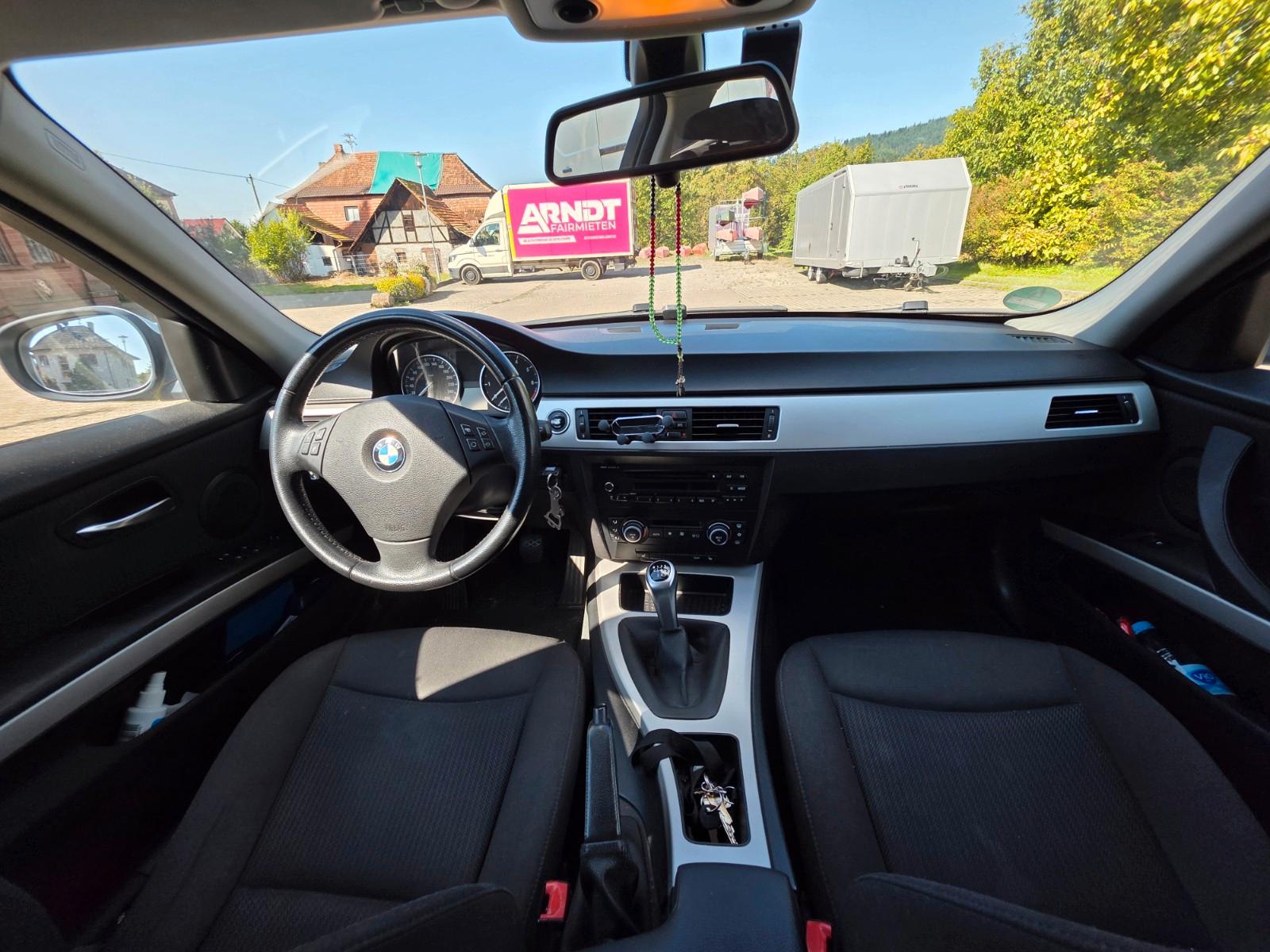 BMW 318 2009 — photo 9