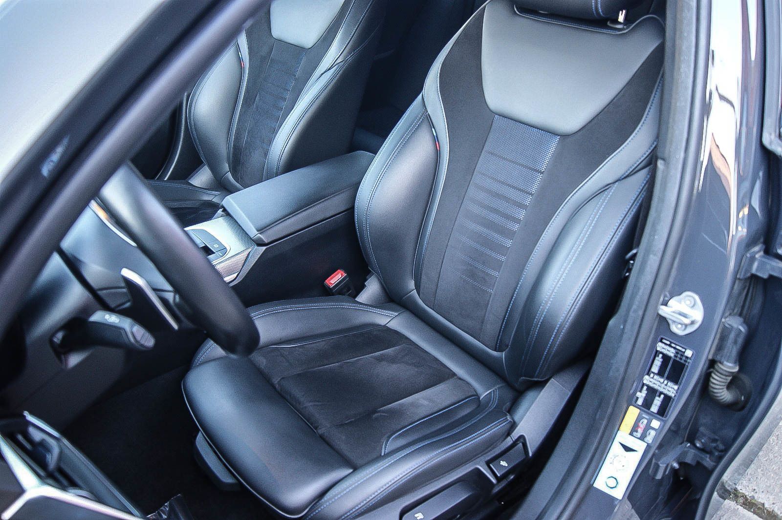 Fahrzeugabbildung BMW 330 e Touring xDrive Aut. M-SPORT H&K ANHZV LIVE