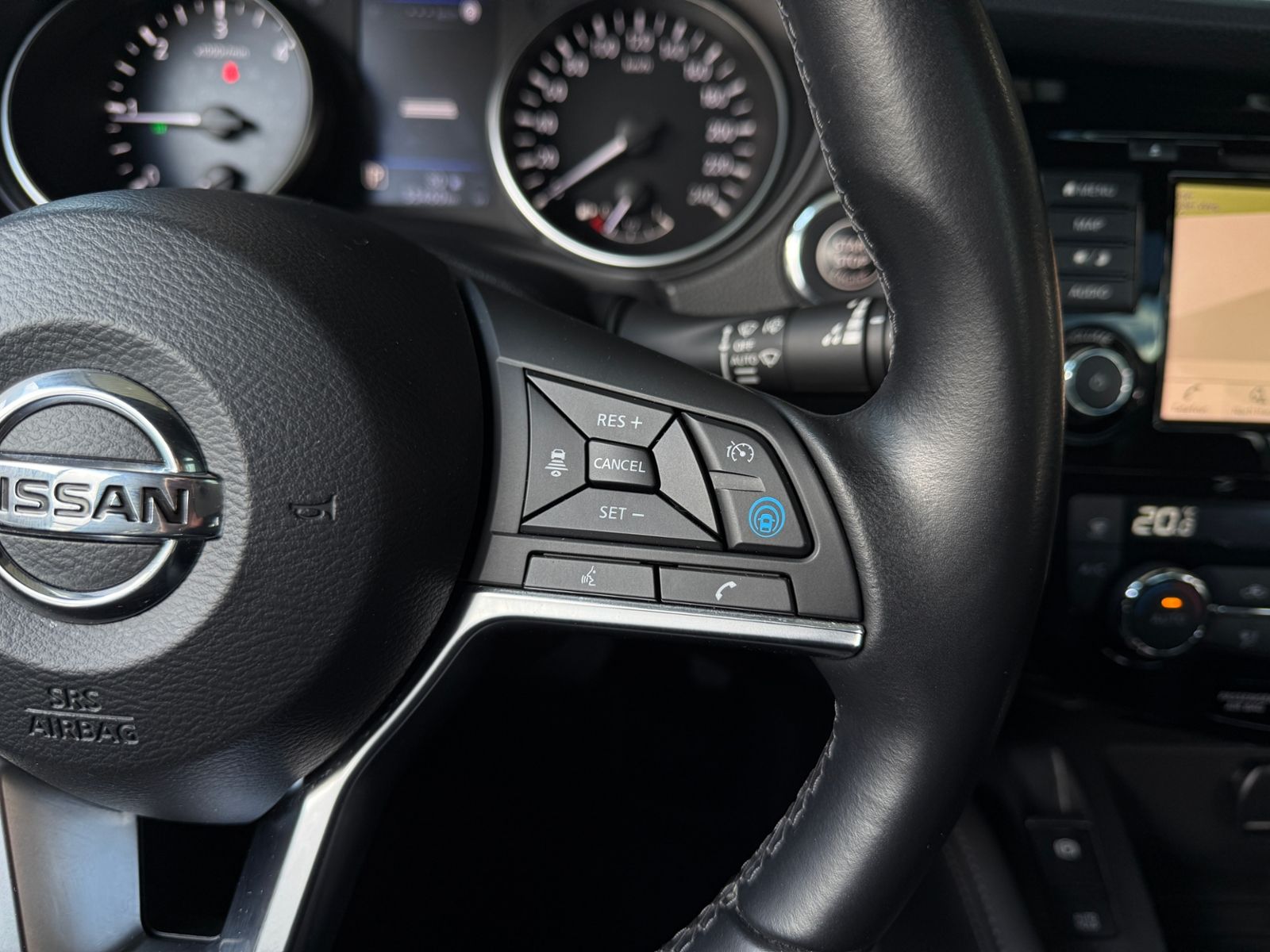 Fahrzeugabbildung Nissan Qashqai Tekna+ 4x4 PANO RFK ACC NAVI