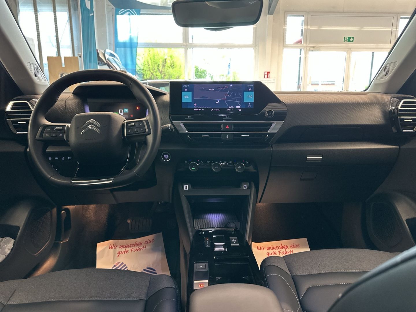 Fahrzeugabbildung Citroën C4 e- Shine 100 Navi 360 Kamera SHZ CarPlay DAB