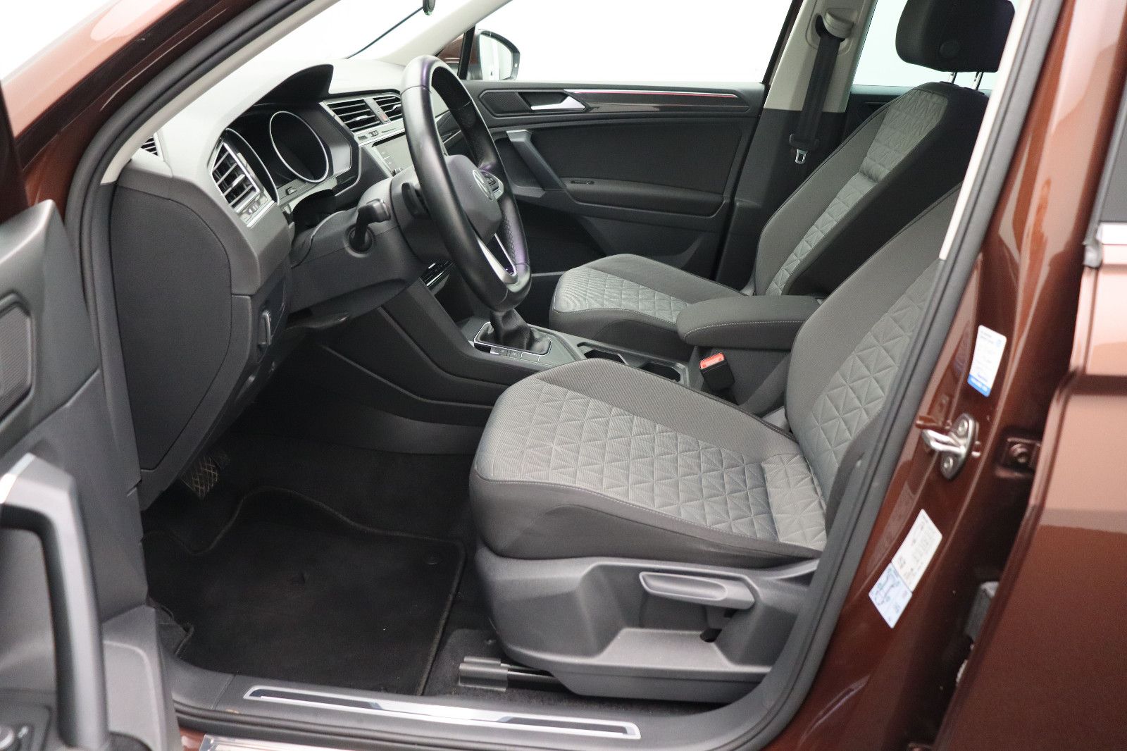 Fahrzeugabbildung Volkswagen Tiguan 1.5 DSG Life ACC LED Apple CarPlay