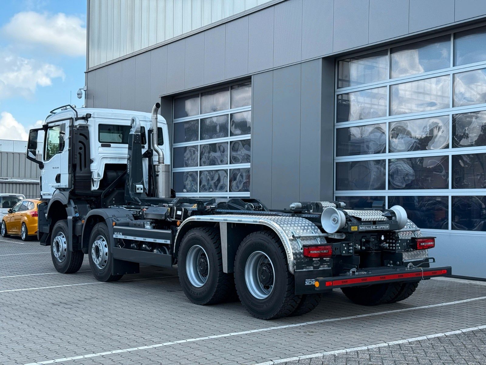Fahrzeugabbildung MAN TGS 35.520 8x4 BL Abrollkipper MEILLER 26.65-TSL