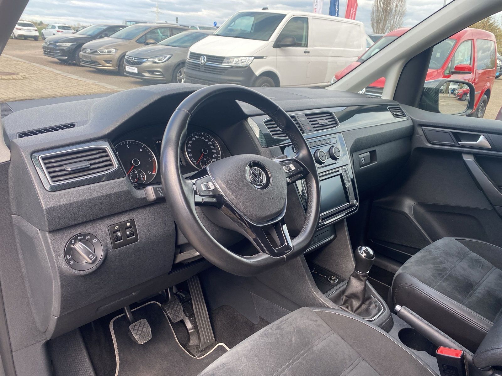 Fahrzeugabbildung Volkswagen Caddy 2.0 TDI Highline XENON NAVI STANDHZG