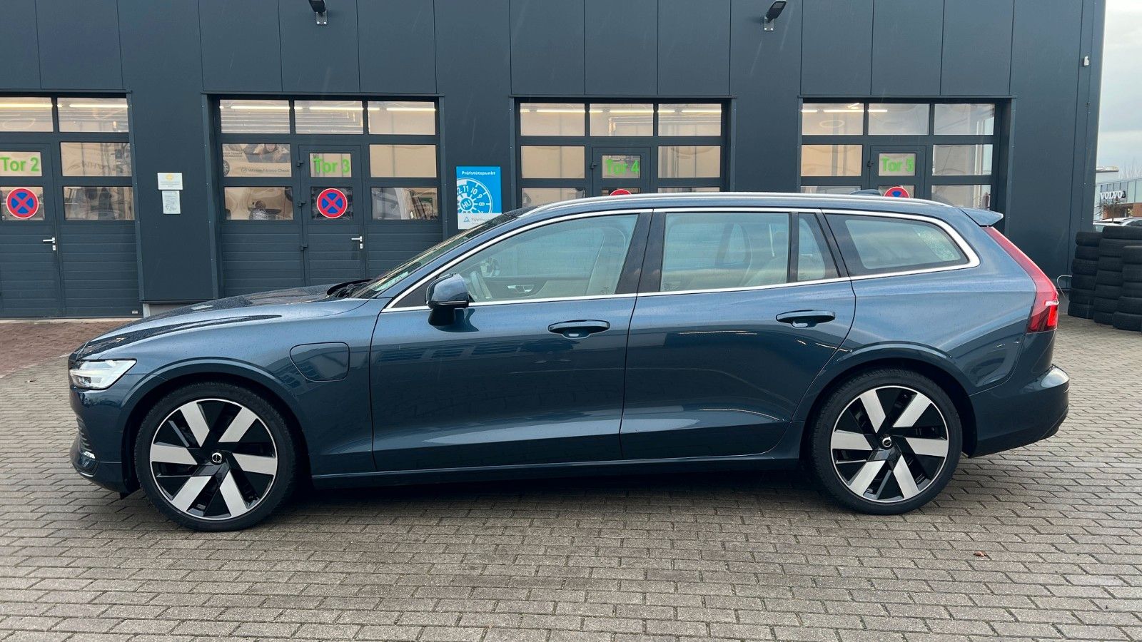 Fahrzeugabbildung Volvo V60 T6 PHEV AWD Essential *Leder*PDC*LHZG*