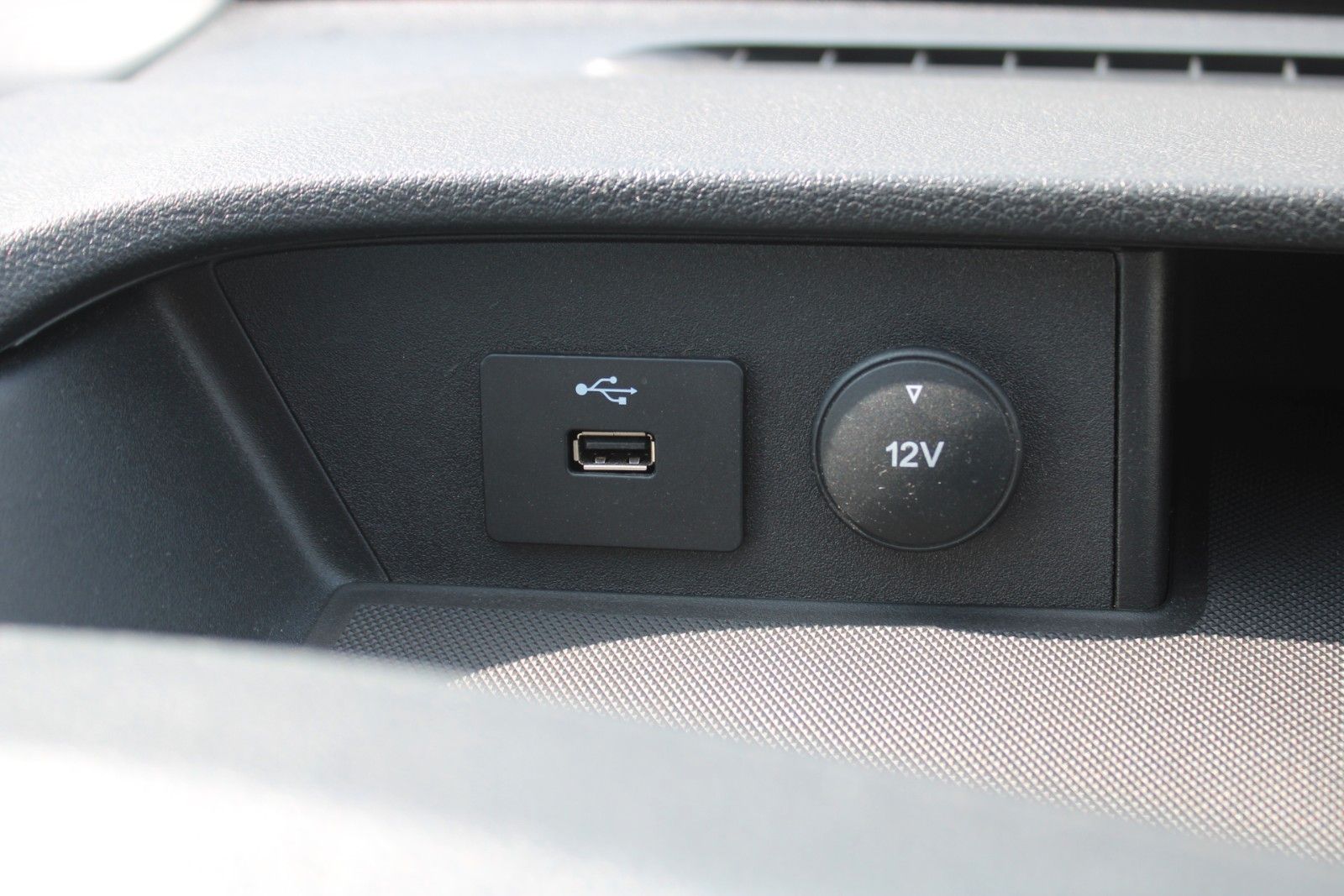 Fahrzeugabbildung Ford Transit 350 L3 H2 Kasten hoch lang KLIMA RFK AHK