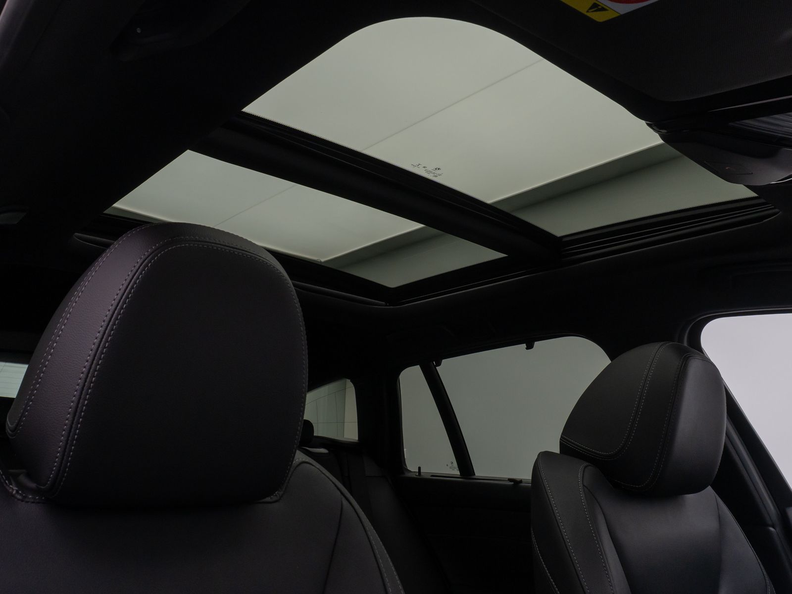 Fahrzeugabbildung BMW 330e Panorama Kamera HUD DAB HiFi AHK Sport Lede