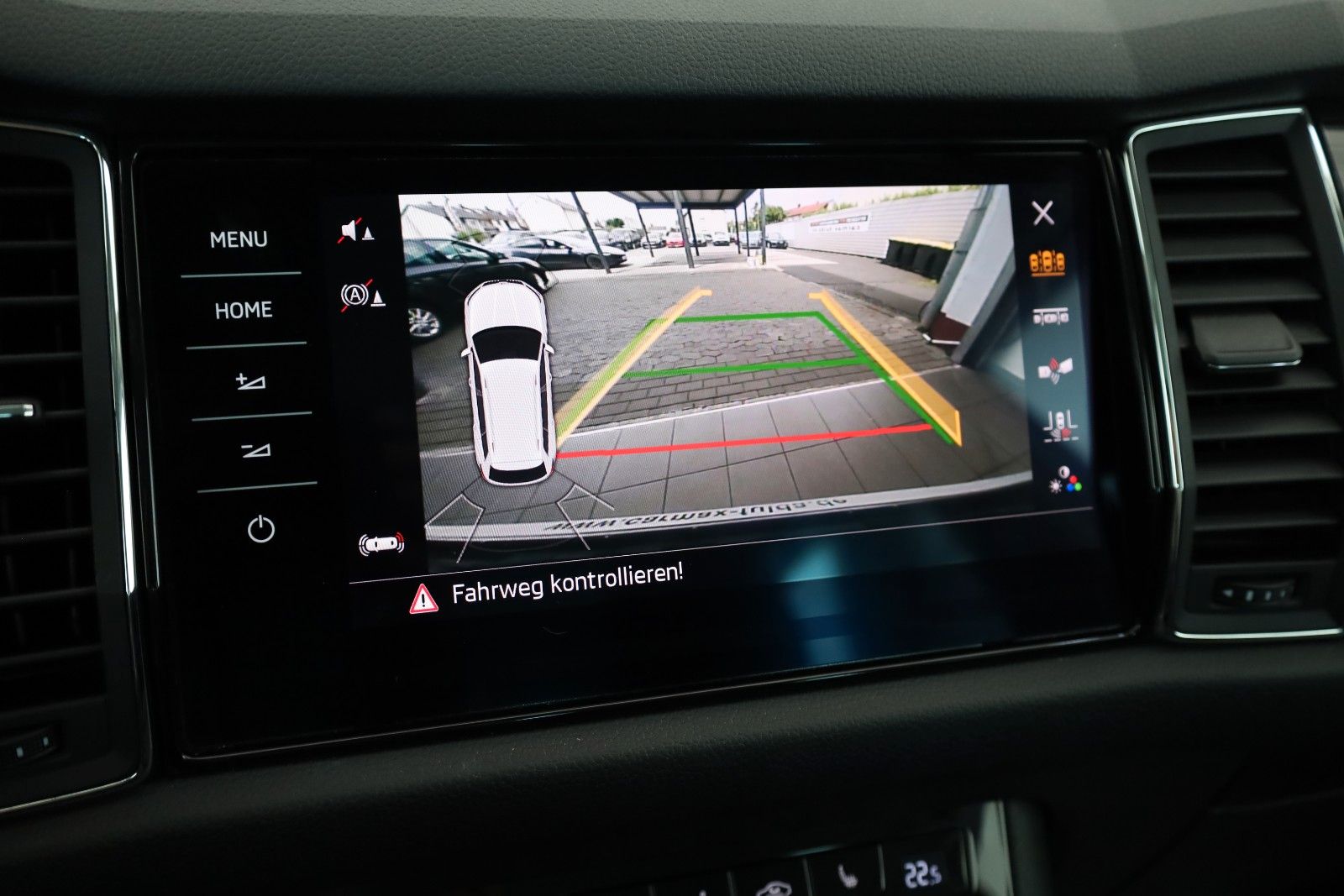 Fahrzeugabbildung SKODA Kodiaq Drive 125 4x4,Navi,4xSH,Kamera,ACC,AHK+WR