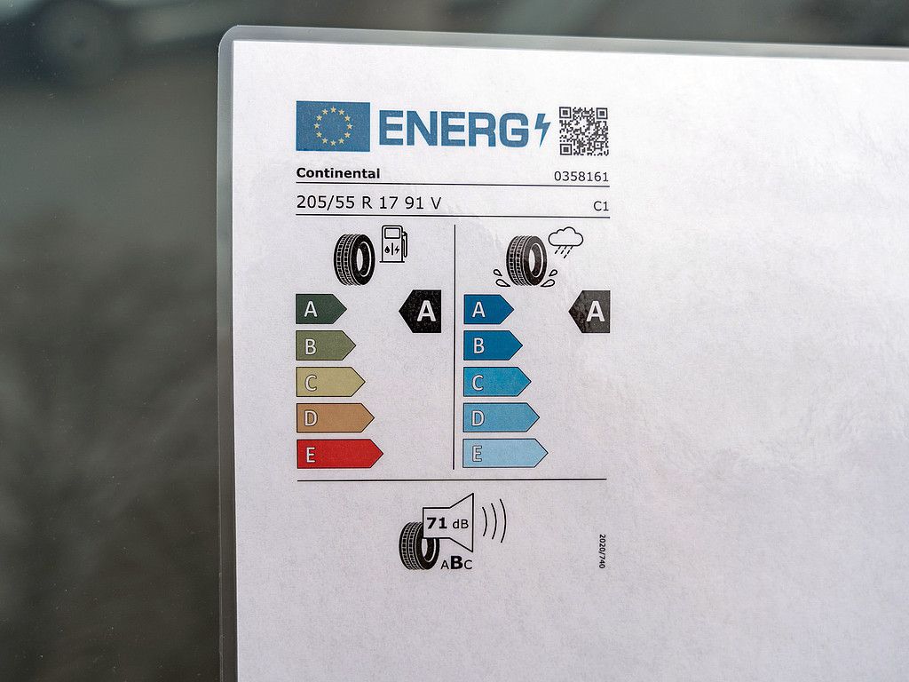 Fahrzeugabbildung SKODA Kamiq Selection 1.5 TSI NAVI ACC PANO MATRIX-LED