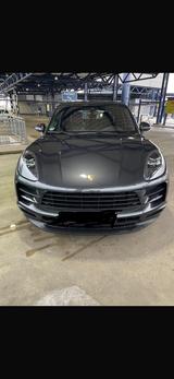 Porsche Macan - -
