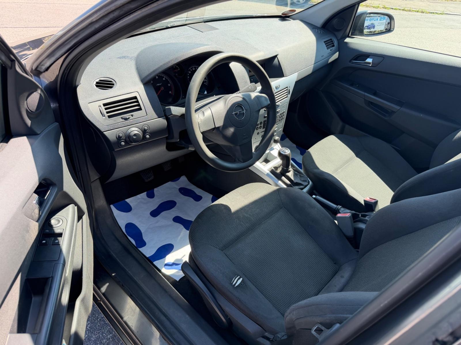 Opel Astra 2009 — photo 8