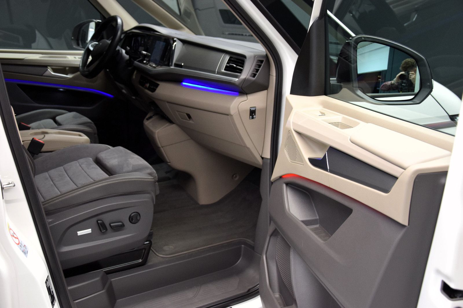 Fahrzeugabbildung Volkswagen T7 Multivan Style lang Pano STHZ HuD AHK NP 81T€