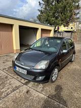 Ford Fiesta 1,6 16V Ghia Ghia - Ford Fiesta aus 2005: Ghia