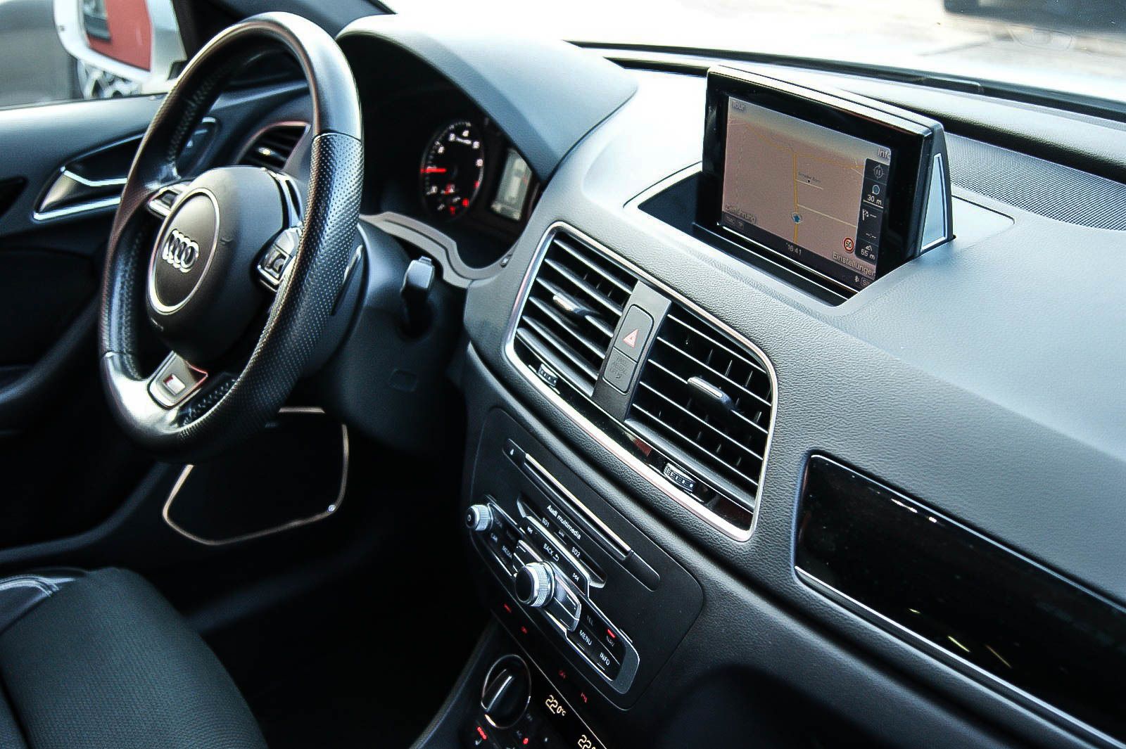 Fahrzeugabbildung Audi Q3 14TSI S-tronic S-LINE PLUS 20-ZOLL PANO BOSE