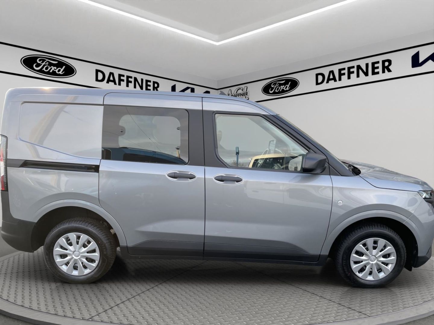 Fahrzeugabbildung Ford Transit Courier Trend Doppelkabine DAB LenkradH