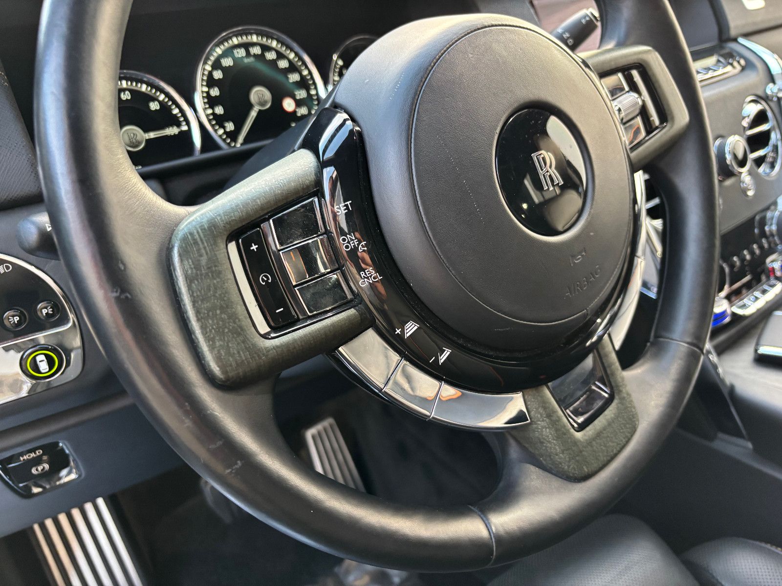 Fahrzeugabbildung Rolls-Royce Cullinan/NOVITEC/WIDEBODY/24''/FOND-TV/STERNEHIM