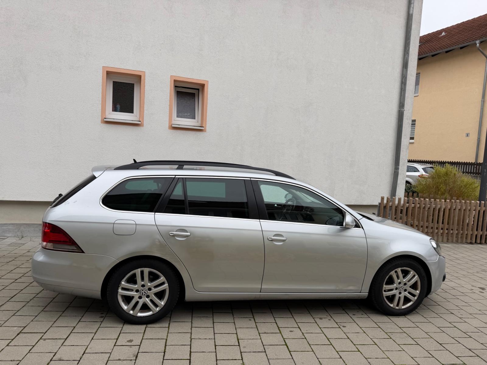 Volkswagen Golf 2012 — rear view