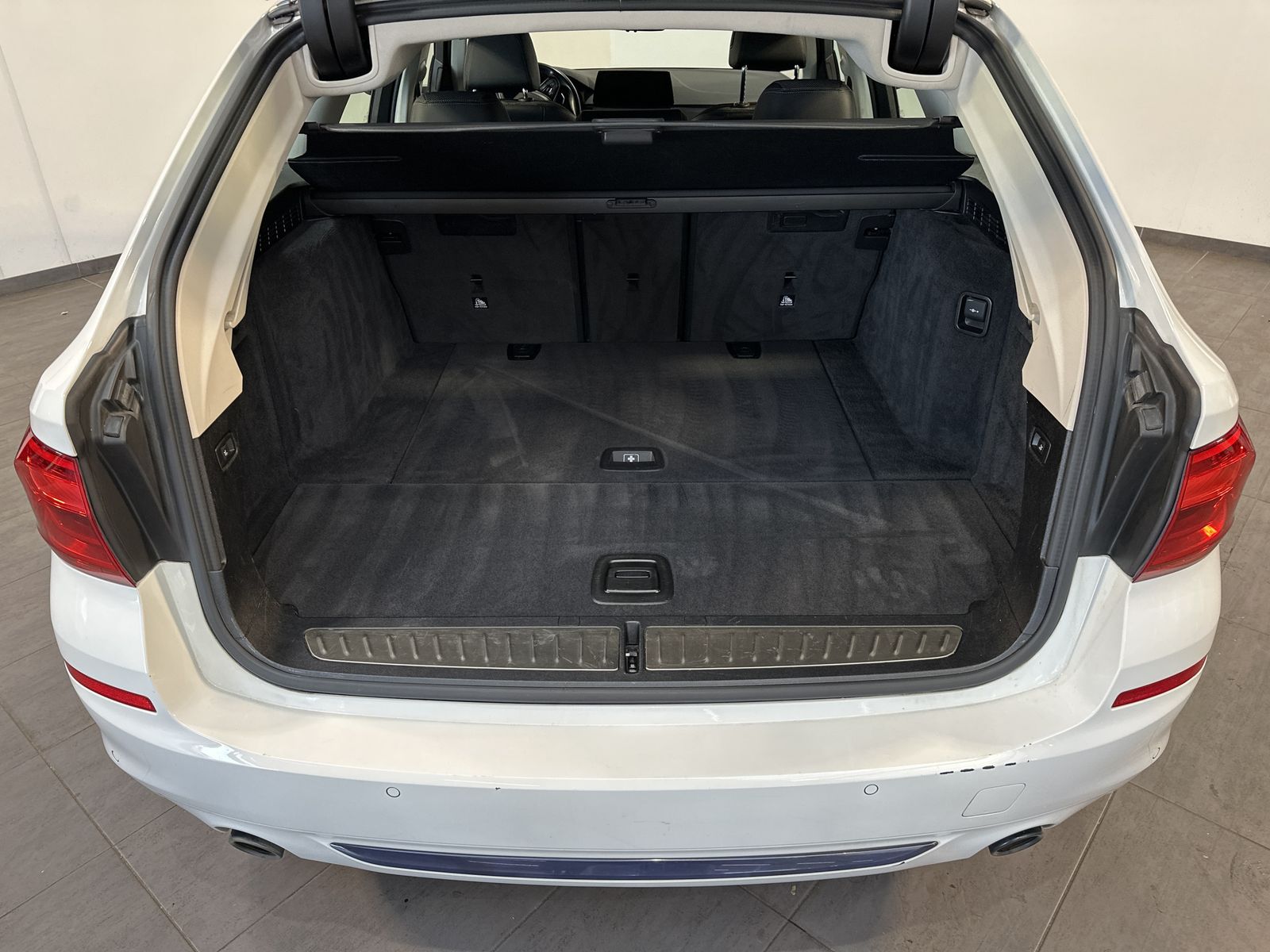 Fahrzeugabbildung BMW 520d Touring Sport-Line NAV+LED+VCOCK+KAMERA+SHZ