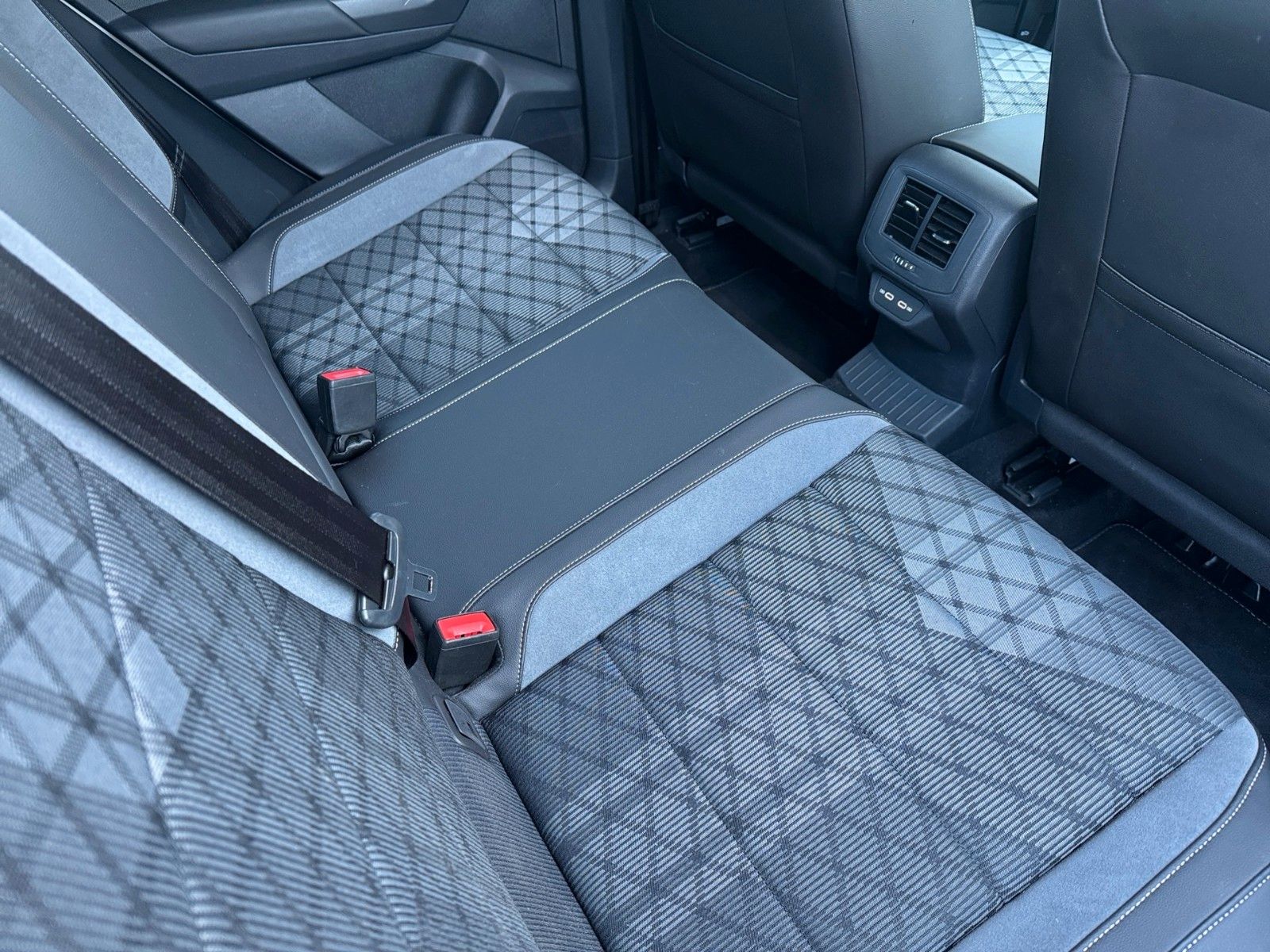 Fahrzeugabbildung Volkswagen T-Roc R-Line