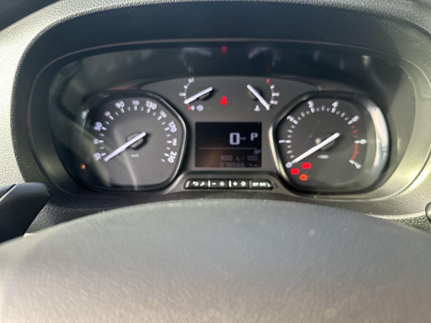 Fahrzeugabbildung Peugeot Expert Kombi L3 2.0 BlueHDi 145 PS 8-Sitzer *NAV