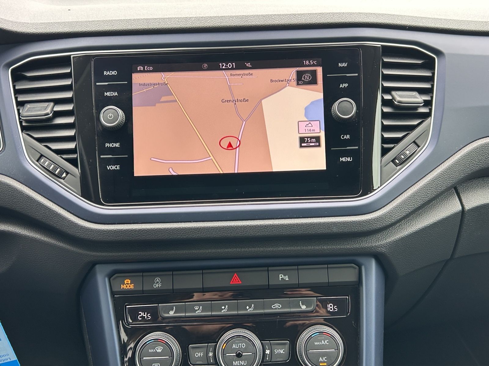 Fahrzeugabbildung Volkswagen T-Roc TSI United DSG LED Navi ACC AHK RFK SH
