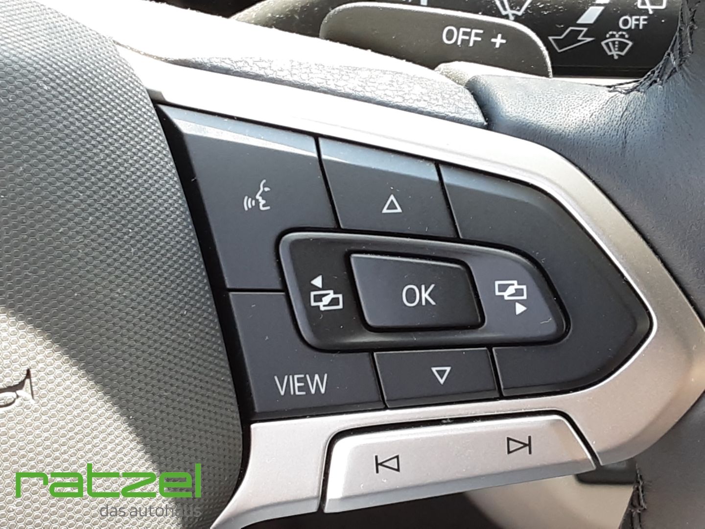Fahrzeugabbildung Volkswagen T7 Multivan Life 2.0 TDI DSG 7-SITZER Navi Digit