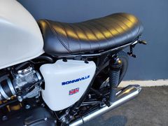 TRIUMPH Bonneville Thruxton Umbau +++ HIGHSIDER + RIZOMA