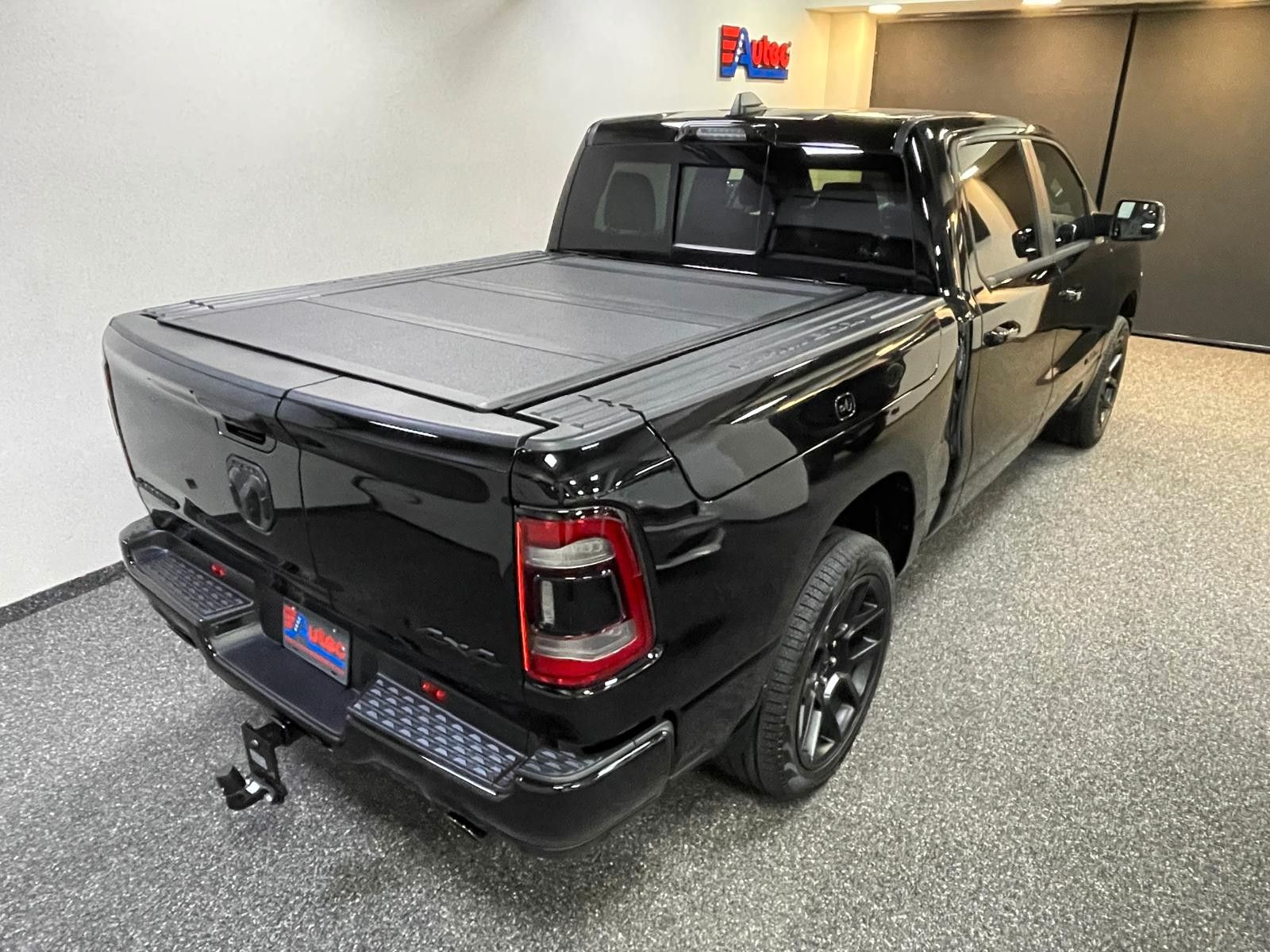 Fahrzeugabbildung Dodge LARAMIE NIGHT EDITION-RAMBOX-TAILGAT-12"-LUFTF.