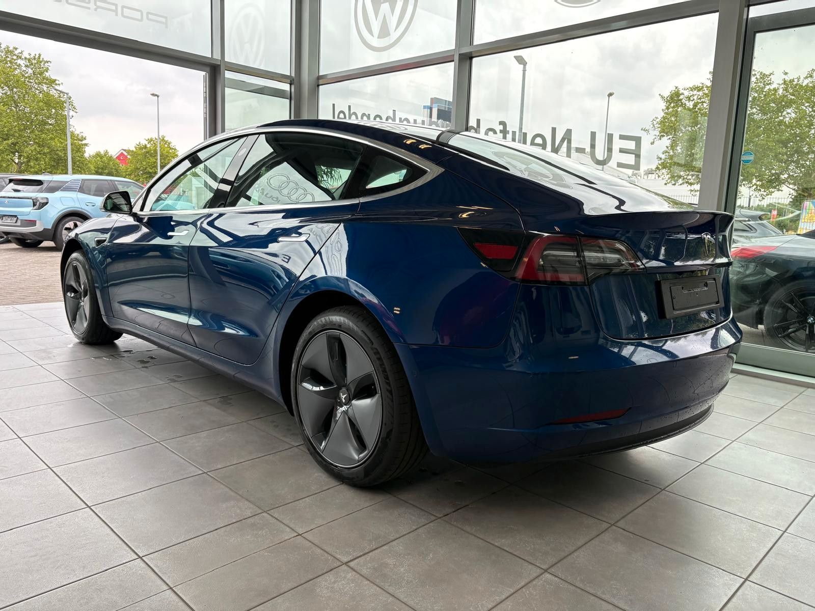 Fahrzeugabbildung Tesla Model 3 Standard Range Plus RWD