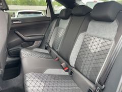 Fahrzeugabbildung Volkswagen Taigo 1.0 TSI DSG R-Line MATRIX PANO KAMERA AHK