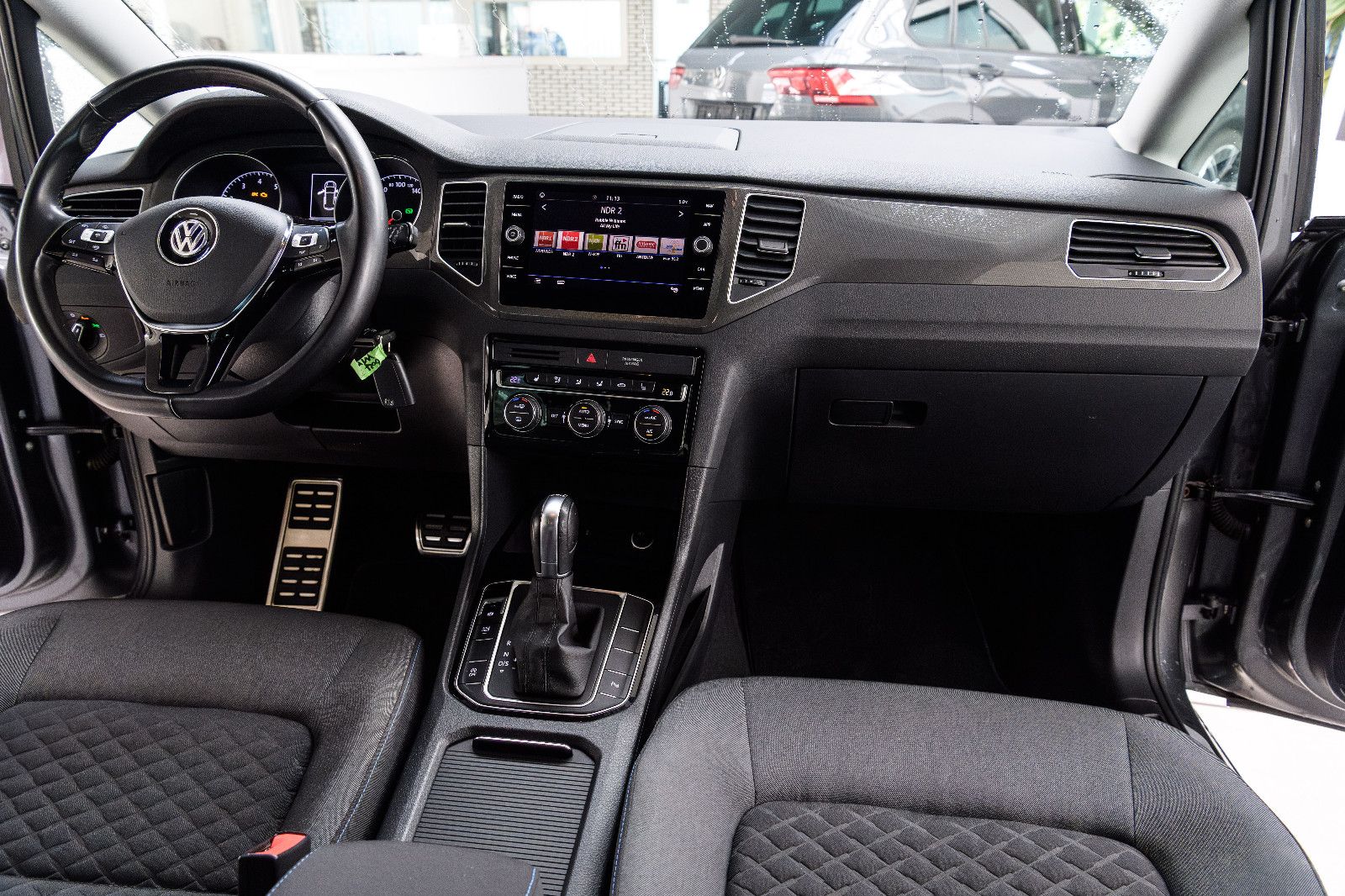 Fahrzeugabbildung Volkswagen Golf Sportsvan+LED+AHK+GJR+SHZ+NAVI+KAMERA