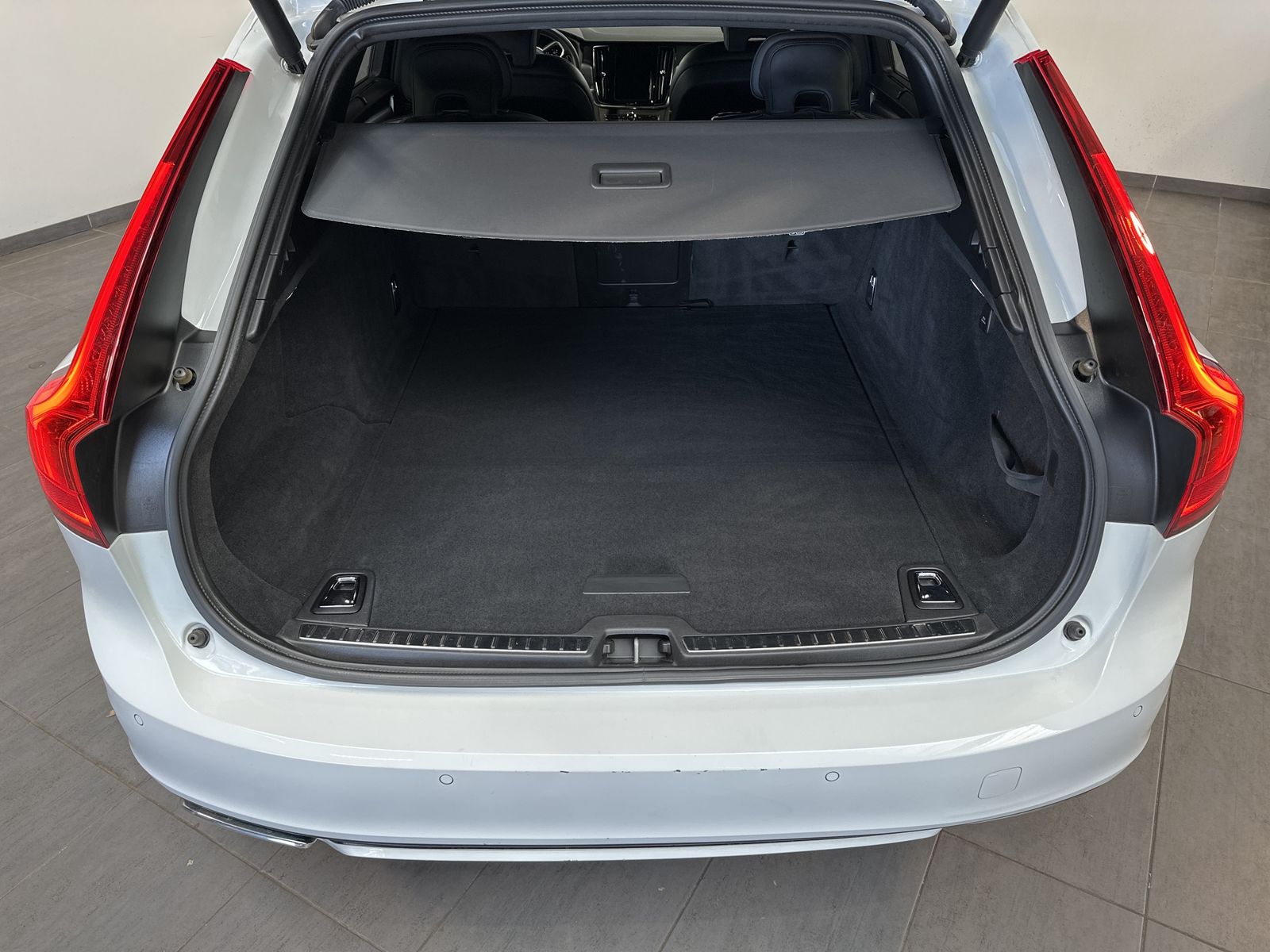 Fahrzeugabbildung Volvo V90 T8 AWD R-Design Hybrid NAV+LED+KAM+H&K+19ZO