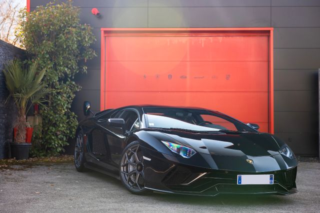 LAMBORGHINI Aventador